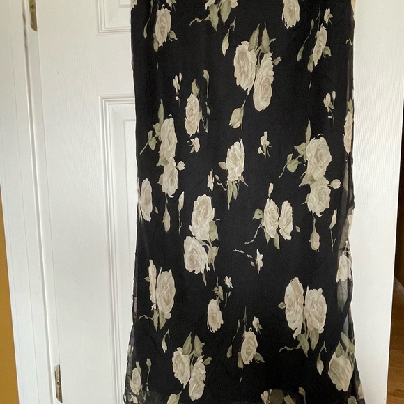 Beautiful floral skirts ,has lining the top of skirts is stretchy - Picture 8 of 9